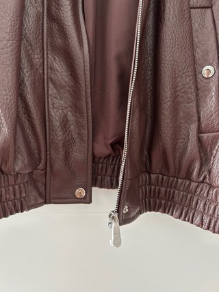 Cazadora Bomber Efecto piel burgundy de Zara