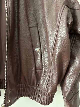 Cazadora Bomber Efecto piel burgundy de Zara