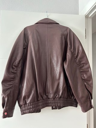 Cazadora Bomber Efecto piel burgundy de Zara