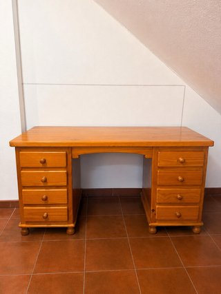 Scrivania in legno con cassetti