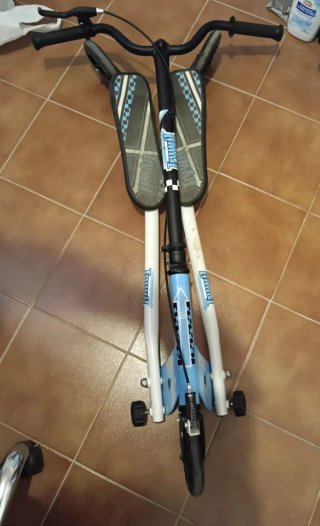 Patineta doble de tres ruedas.