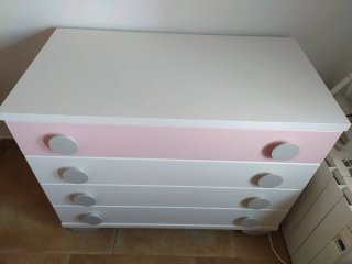 Cómoda blanca y rosa