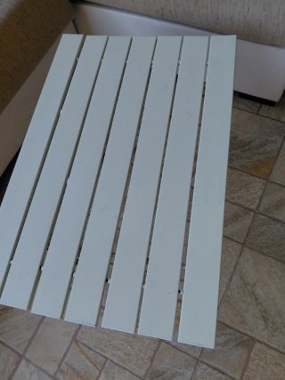 Tavolo pieghevole in metallo e plastica per spiaggia/campeggio