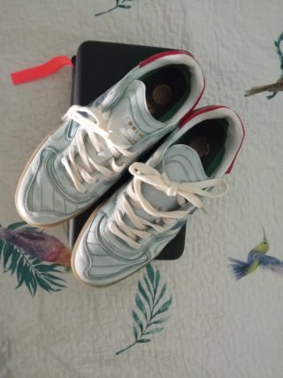 Zapatillas deportivas azules y blancas