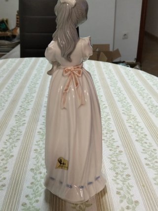 Figura niña con perro porcelana