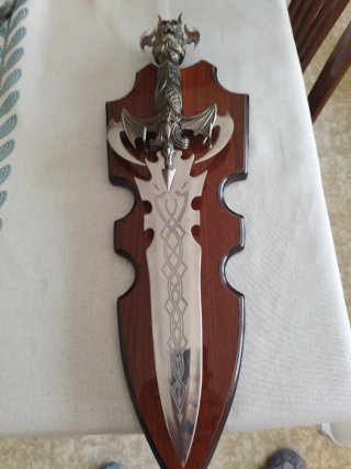 Daga decorativa de madera