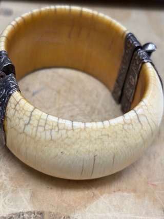 Brazalete antiguo hueso y plata maciza