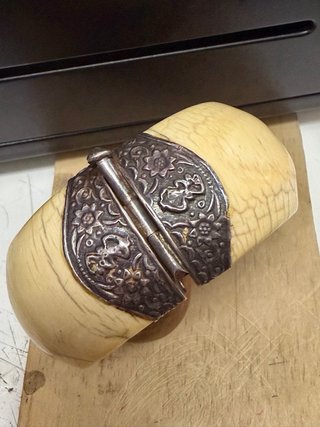 Brazalete antiguo hueso y plata maciza