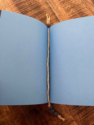 Marcapáginas yute con cuentas azules