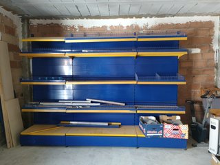 Estantería metálica azul y amarilla