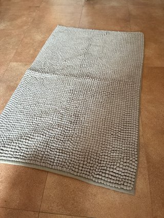 Alfombra de baño gris suave