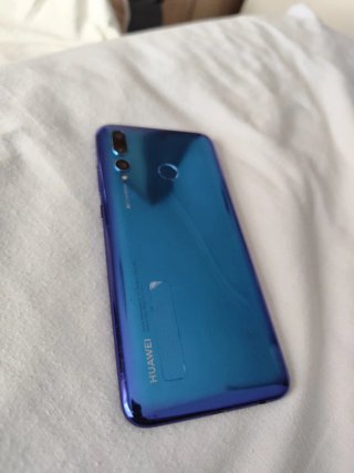Huawei P Smart+ 2019 con cargador y funda