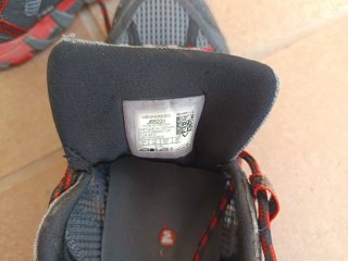 Zapatillas Merrell senderismo negras y rojas