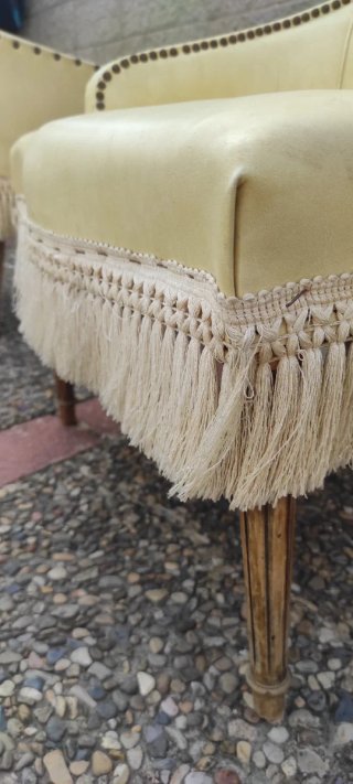 Sillón de tela beige con flecos
