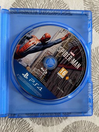Consola PlayStation 4 Negra y videojuego Spiderman