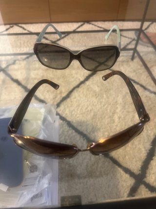 Gafas de sol marrones y doradas