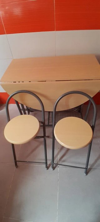 Mesa abatible con 4 sillas