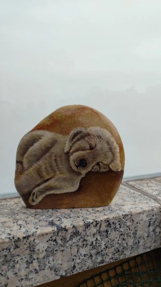 Piedra pintada a mano - Golden Retriever durmiendo