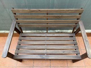 Panca e tavolo in legno per giardino