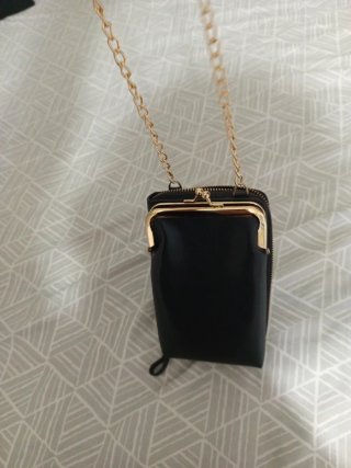 Bolso monedero negro con cadena dorada