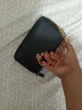 Bolso monedero negro con cadena dorada