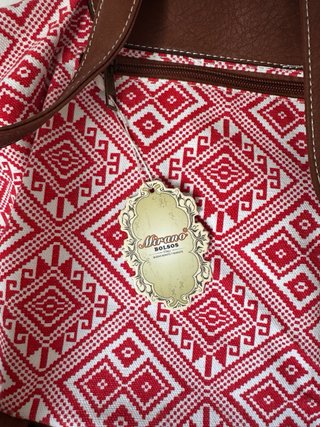 Mochila roja con estampado étnico