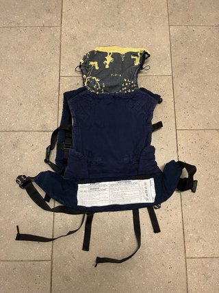 Mochila portabebés marca Buzzidil