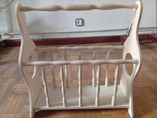 Revistero de madera beige
