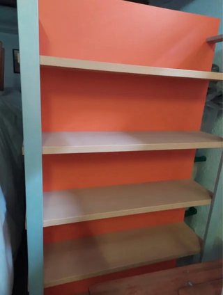 Estantería de madera y metal