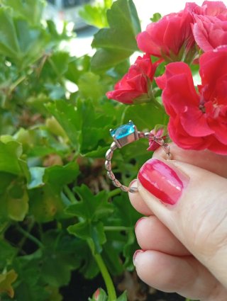 Anello con pietra azzurra