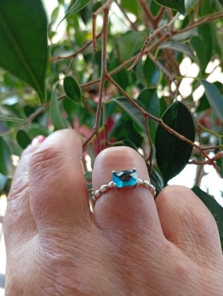 Anello con pietra azzurra