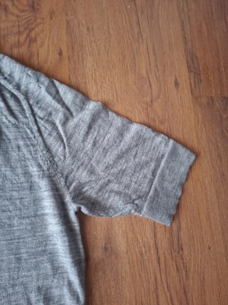 Blusa gris cuello alto manga corta