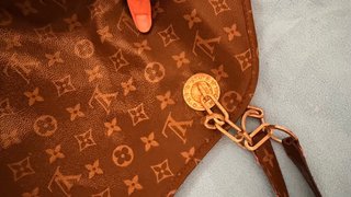 Bolso Grande Louis Vuitton Marrón y Dorado