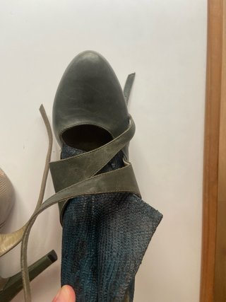 Zapatos de tacón verde y negro