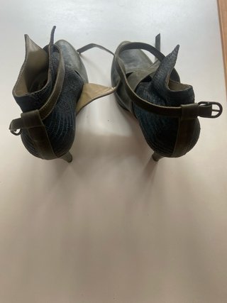 Zapatos de tacón verde y negro