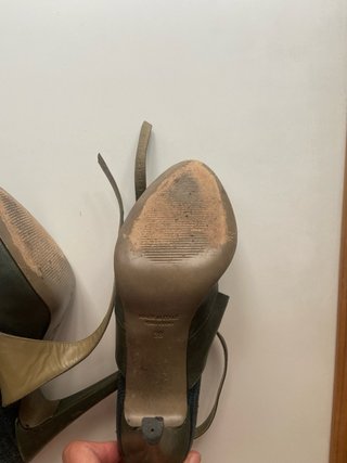 Zapatos de tacón verde y negro