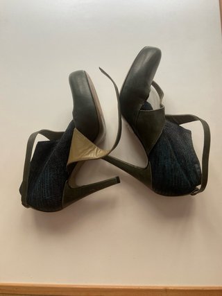 Zapatos de tacón verde y negro