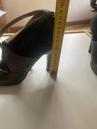 Zapatos de tacón verde y negro
