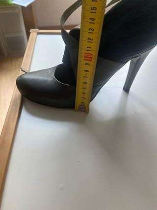 Zapatos de tacón verde y negro