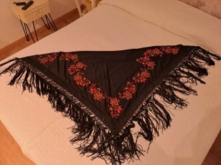 Mantón negro bordado flores rojas