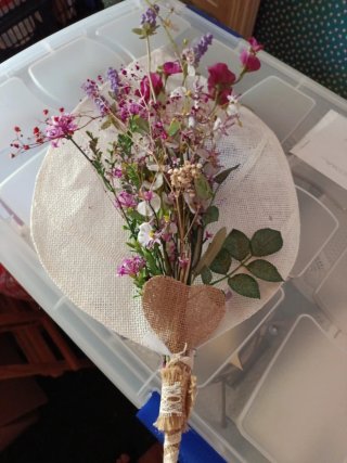 Decoración de boda floral beige y morada
