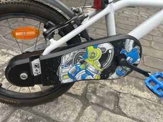 Bicicleta infantil Btwin blanca y azul
