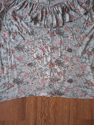 Blusa floral gris y rosa