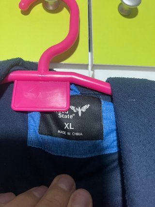 Chaqueta azul con capucha