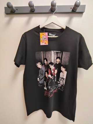 Camiseta BTS Modelo GQ Negra