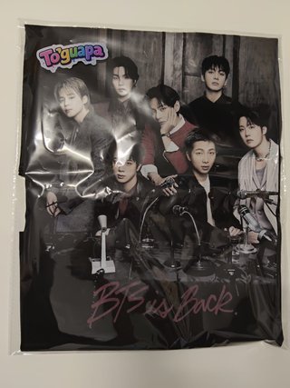 Camiseta BTS Modelo GQ Negra