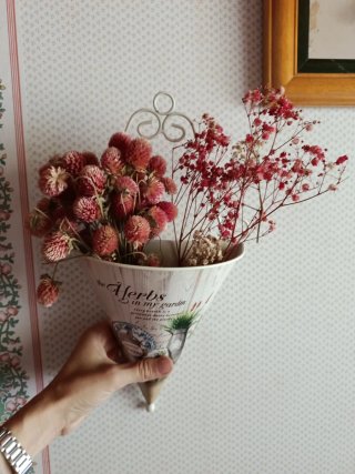 Colgador de pared con flores secas