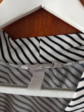 Blusa de rayas blancas y negras