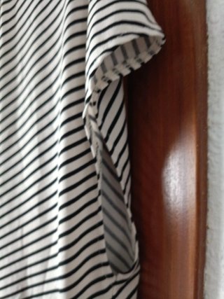 Blusa de rayas blancas y negras