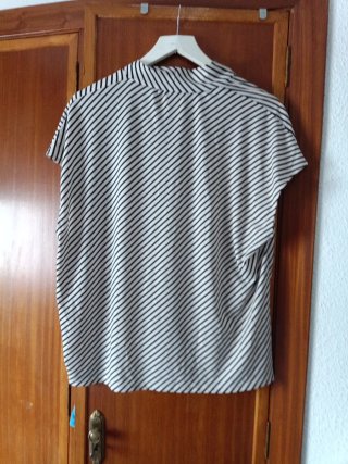 Blusa de rayas blancas y negras